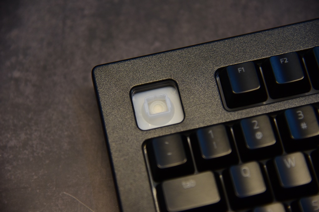 razer雷蛇萨诺狼蛛v2幻彩背光,游戏膜测评安卓