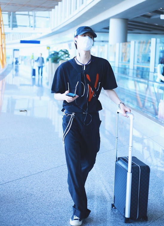 王一博穿vlone的原因,王一博真的是钢铁直男吗