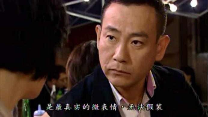 女性舔嘴唇心理学暗示什么,女生舔嘴唇心理学暗示什么