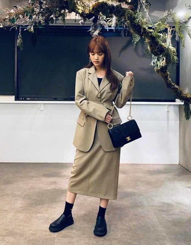 36岁杨丞琳童颜依旧！一身牛仔连体裤配泡面大波浪，减龄感十足