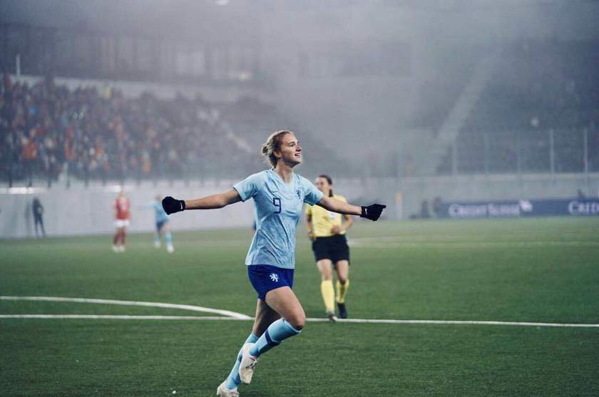 荷兰女足米德玛8:2大胜中国 (米德玛可以打破荷兰足球吗)