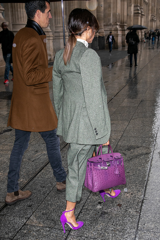 贝嫂深蓝色风衣大衣搭配,驼色贝嫂裤穿搭秋冬