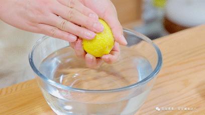 夏天再热也不要让娃做这些事,天再热也别乱逼孩子喝水