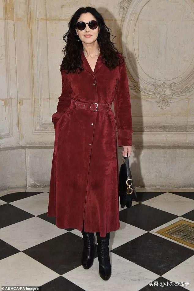 换个Logo贵10倍?!贝嫂这个联名款骗谁捏~|小郑周报