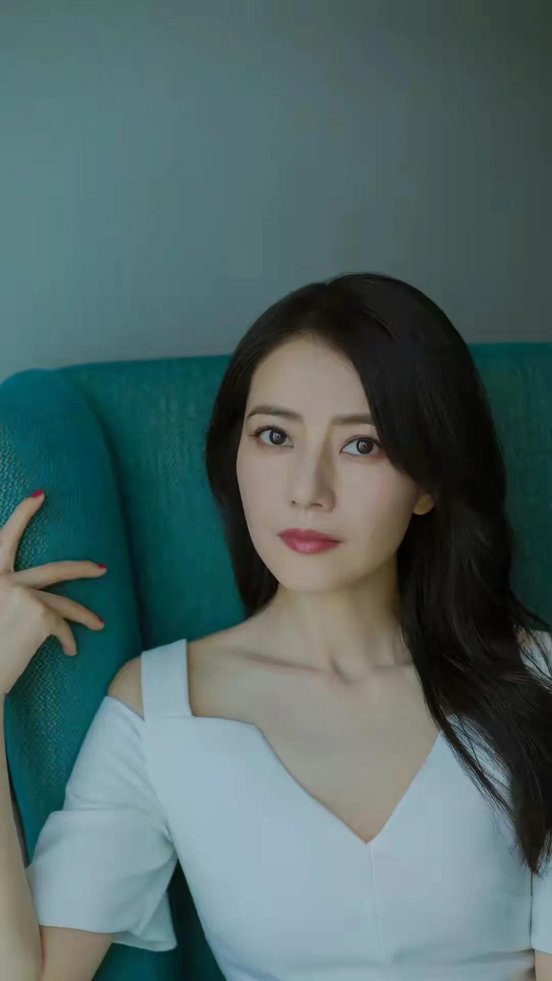 高圆圆生图曝光脸颊凹陷惹争议,高圆圆眼袋深抢镜