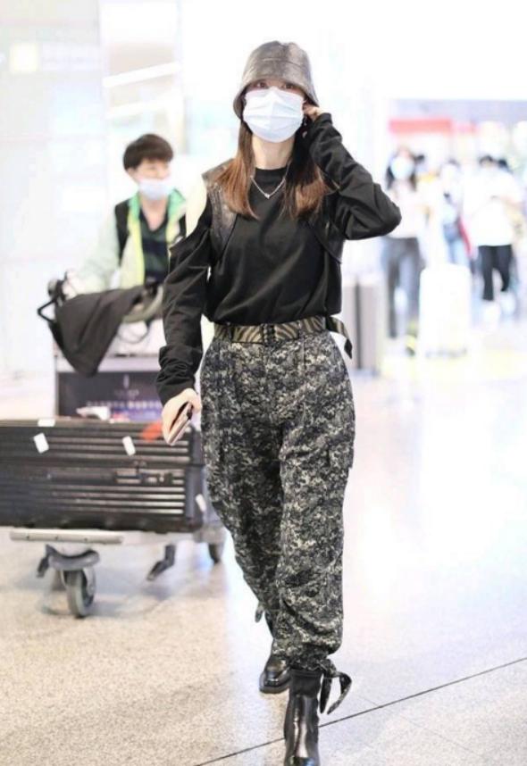 工装裤也叫“公主裤”，显瘦和追时髦它可是好手，穿一次就上瘾了