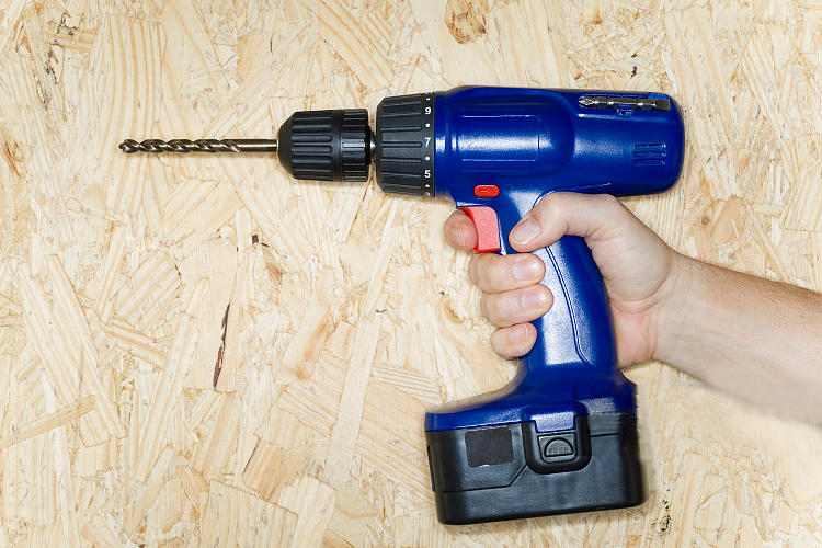 拧螺丝打孔手电钻,钻孔能力强的电钻该怎么选