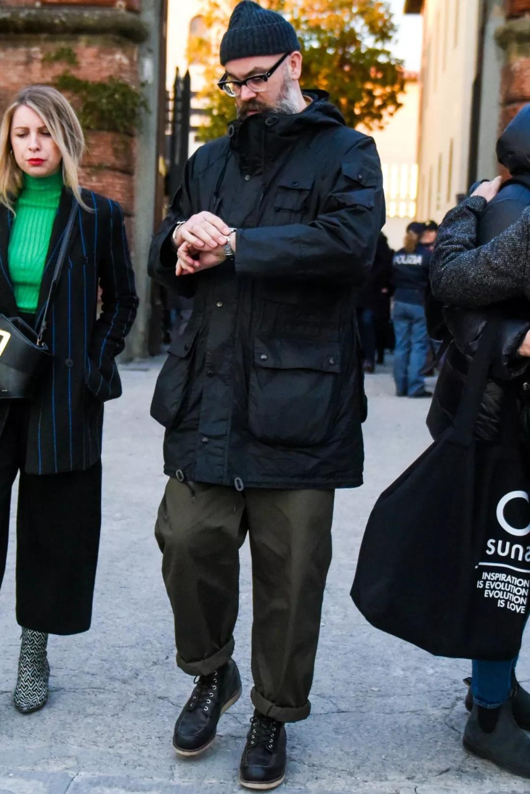 哪款黑色皮靴最好穿,复古白色系皮靴怎么搭配