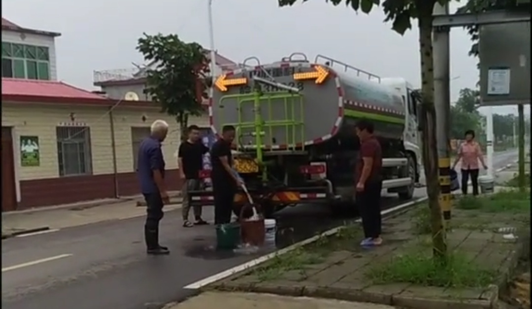 安徽寿县多名老人孩子高烧腹泻，当地一中学停课，每天用洒水车供水