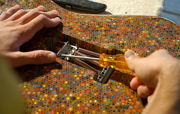 酷！外国小伙用1200支铅笔做了一把史诗般的定制吉他