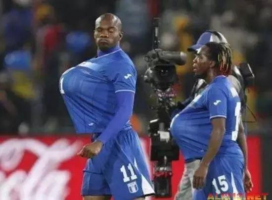 足球场上的搞笑乌龙球,足球场上的搞笑错位