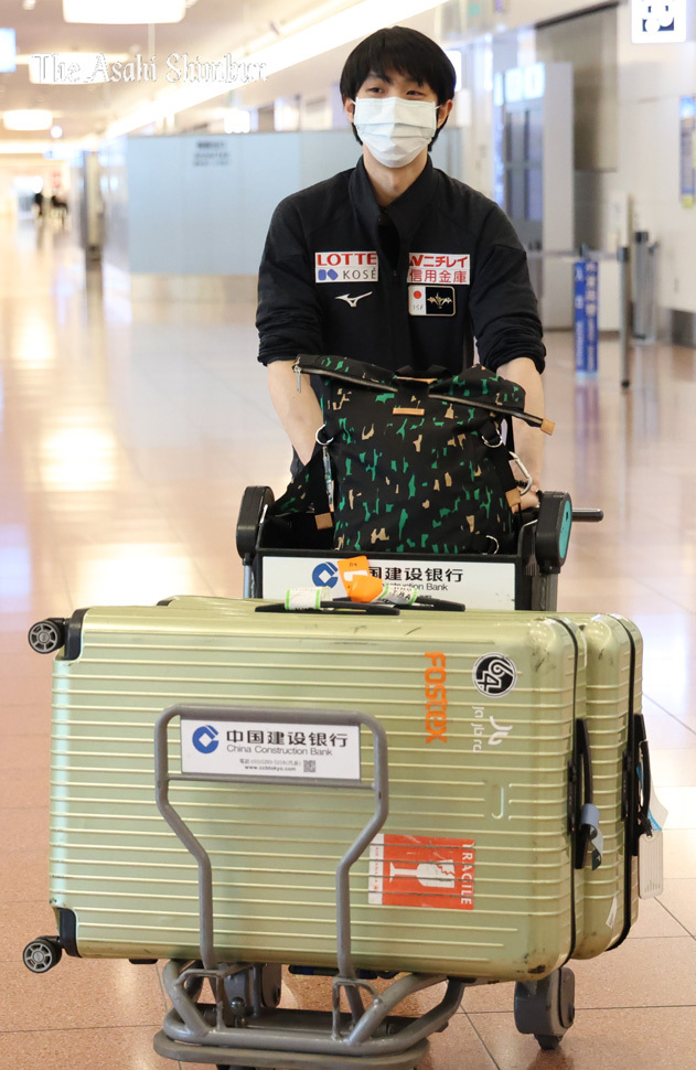 羽生结弦回国开始隔离,机场行李车亮了