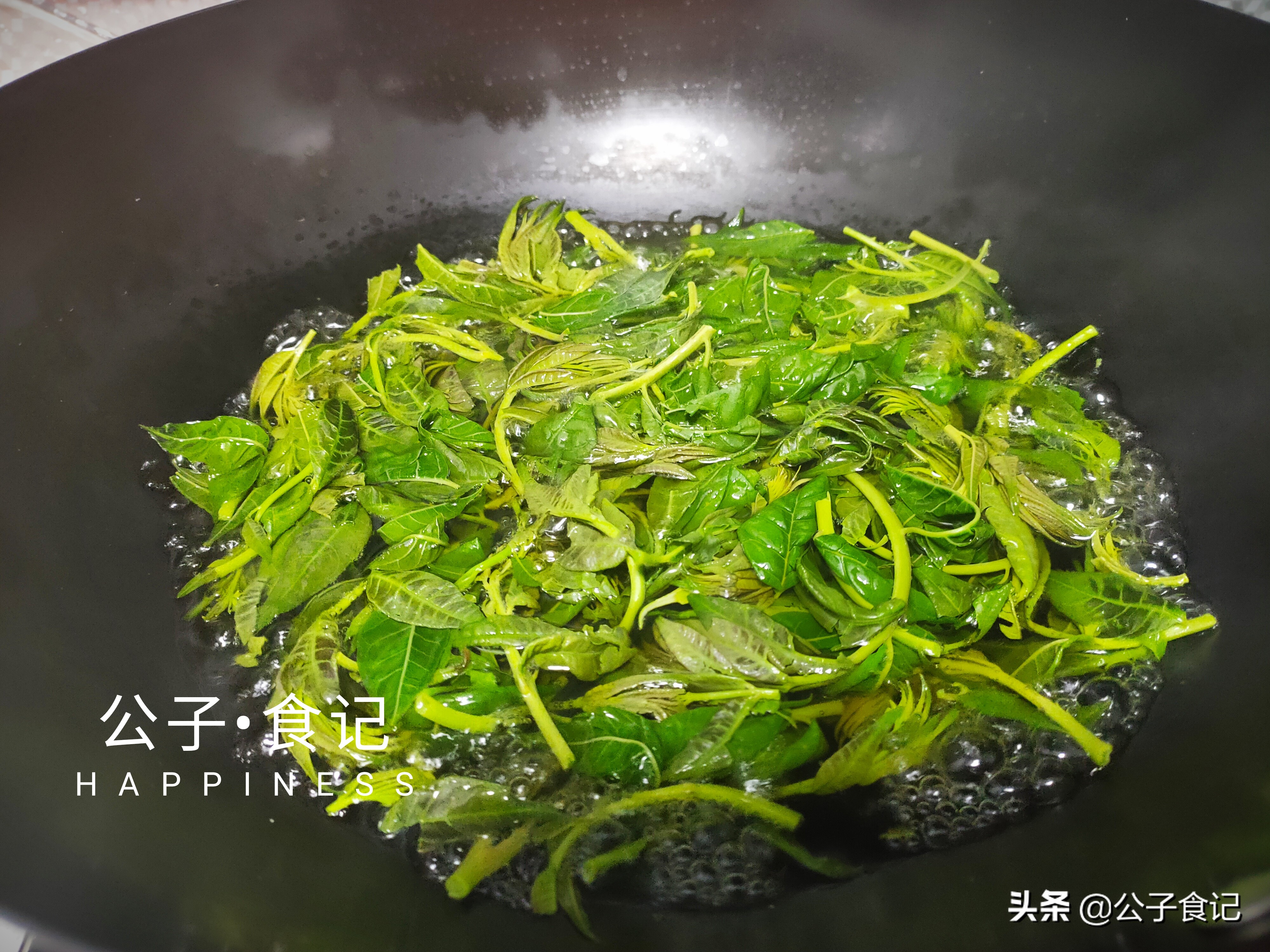 家常菜中常用香椿和鸡蛋同炒,香椿炒鸡蛋最正宗做法