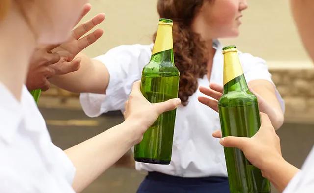 多喝水可以把尿酸变低吗,控制饮食尿酸能降下来吗