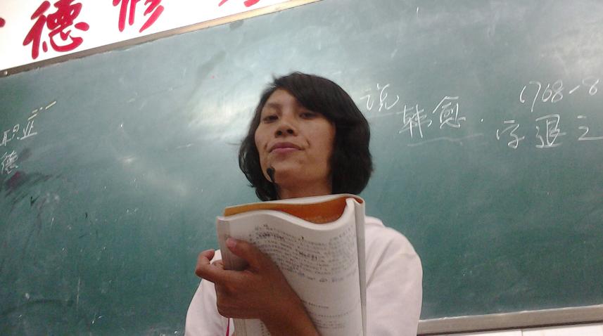 34岁湖南女子，为替丈夫还债辞去教师工作，独闯上海4年赚80万