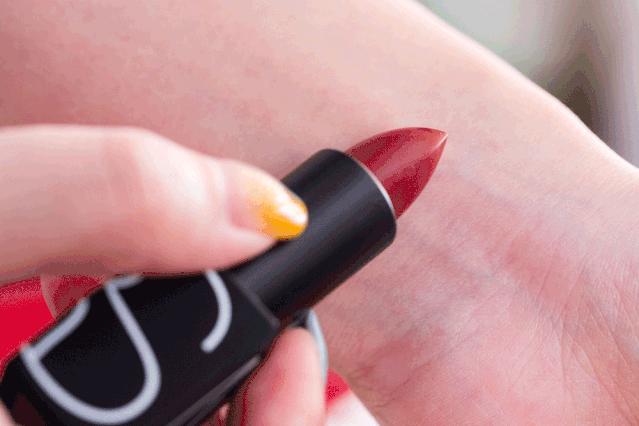 李佳琦omg这个产品也太好用了吧,李佳琦被称为美妆界的代名词