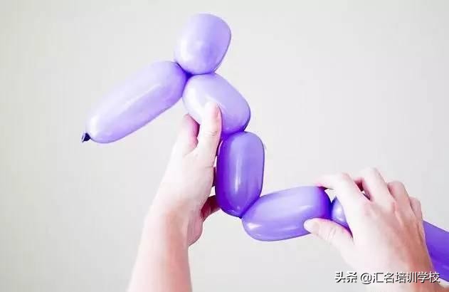 一根长气球拧小狗简单又漂亮,如何用魔术气球做小狗的视频