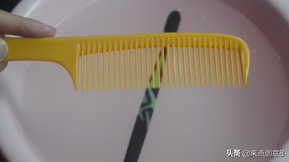 梳子上挤牙膏有什么用途,牙膏在梳子上的作用与功效