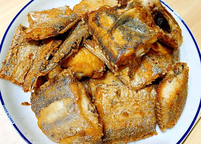 煎带鱼不粘锅不掉皮的做法慢动作,煎带鱼前要不要用盐腌一下