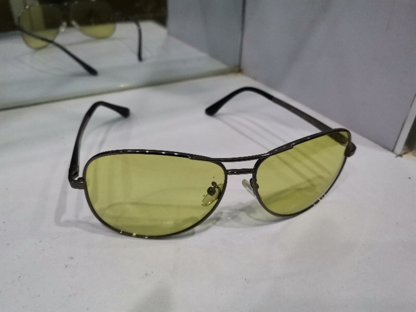 晚上开车遇到远光灯怎么解决,晚上开车对向车道的车灯刺眼