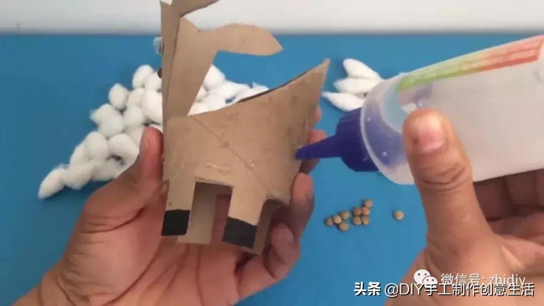 用白纸做个可爱的咩咩羊,用纸折一个可爱的小山羊