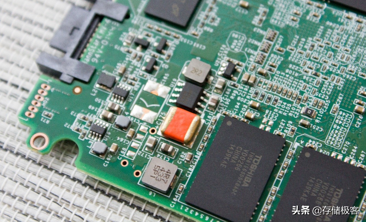 固态硬盘上的黄豆粒:漫谈断电保护功能的作用和发展