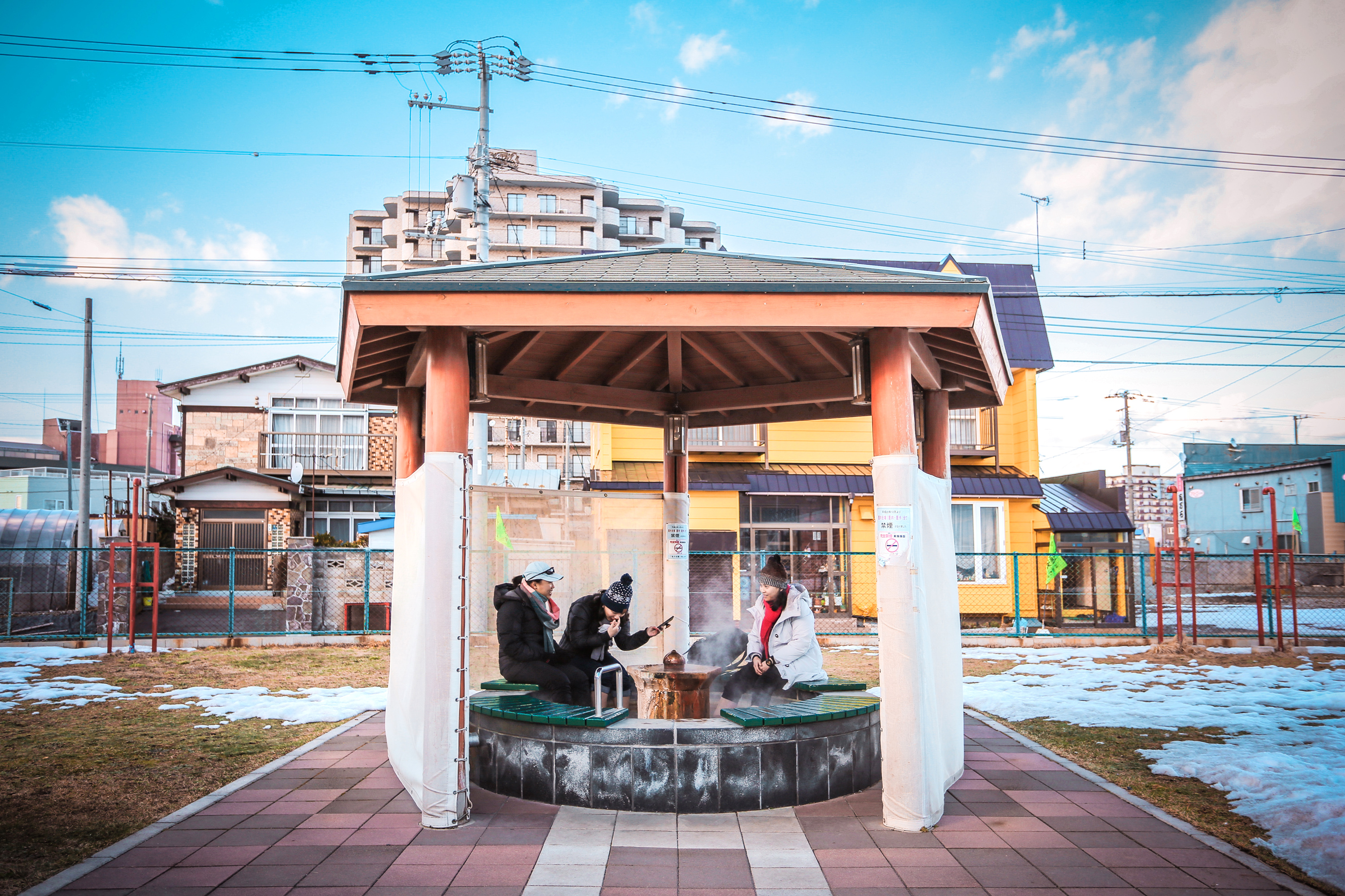 这群猴子拥有龙命，工作就是泡温泉，游客：命还不如一只猴子好