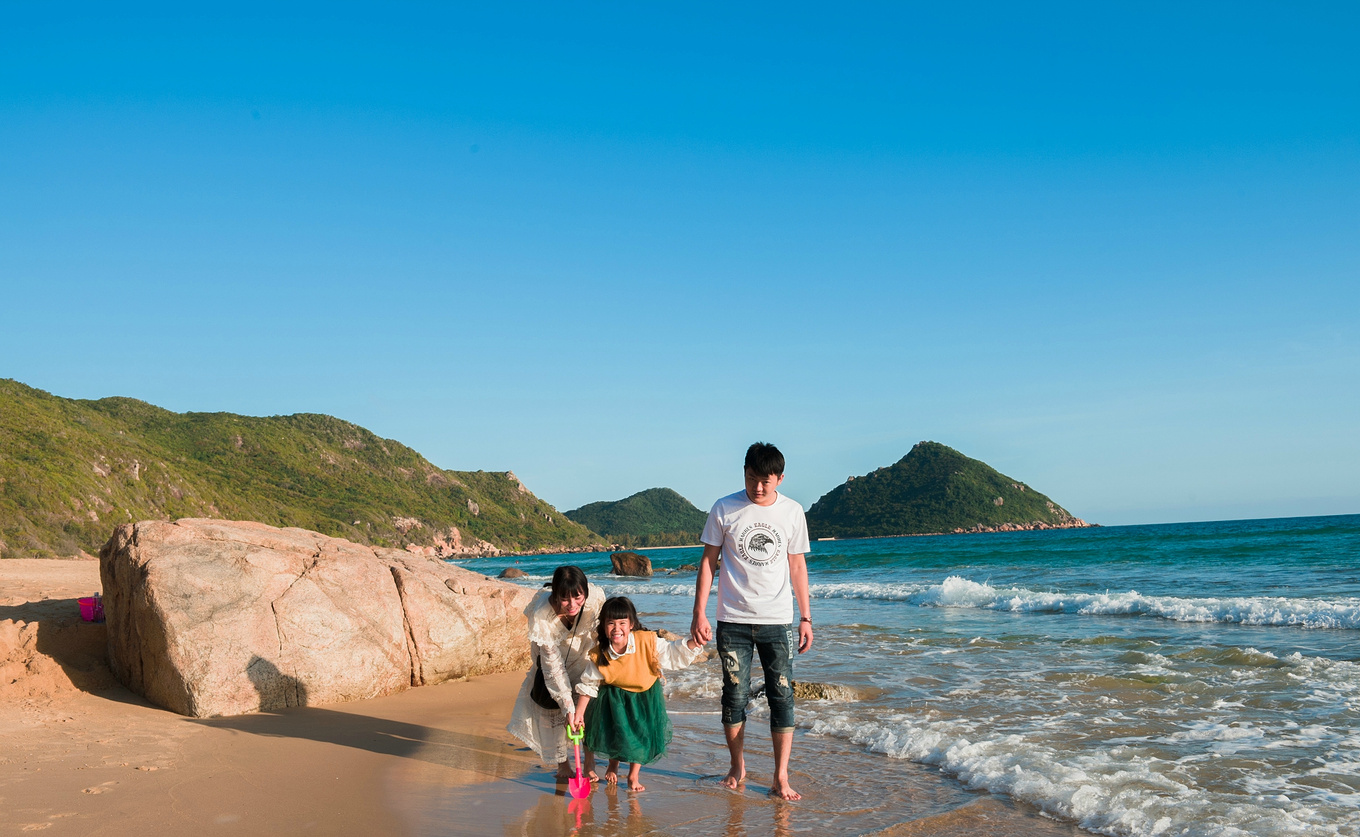 你在南方瑟瑟发抖，我在这里遛娃、看猴、赶海····