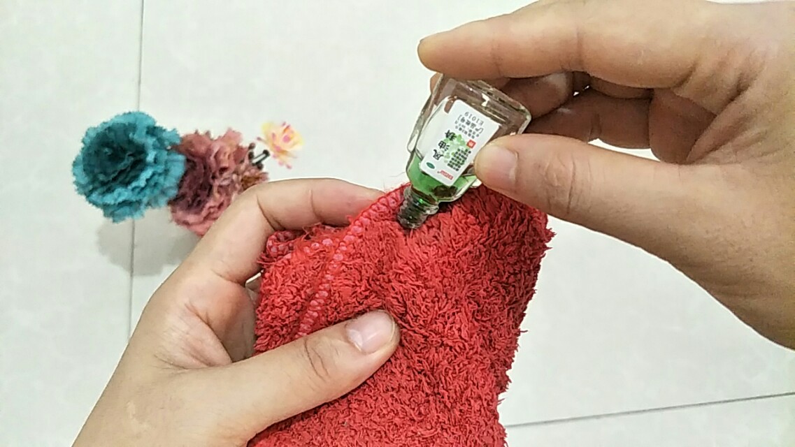 白色鞋脏了怎么清除？“它”是去污高手，一涂一擦立马恢复小白样