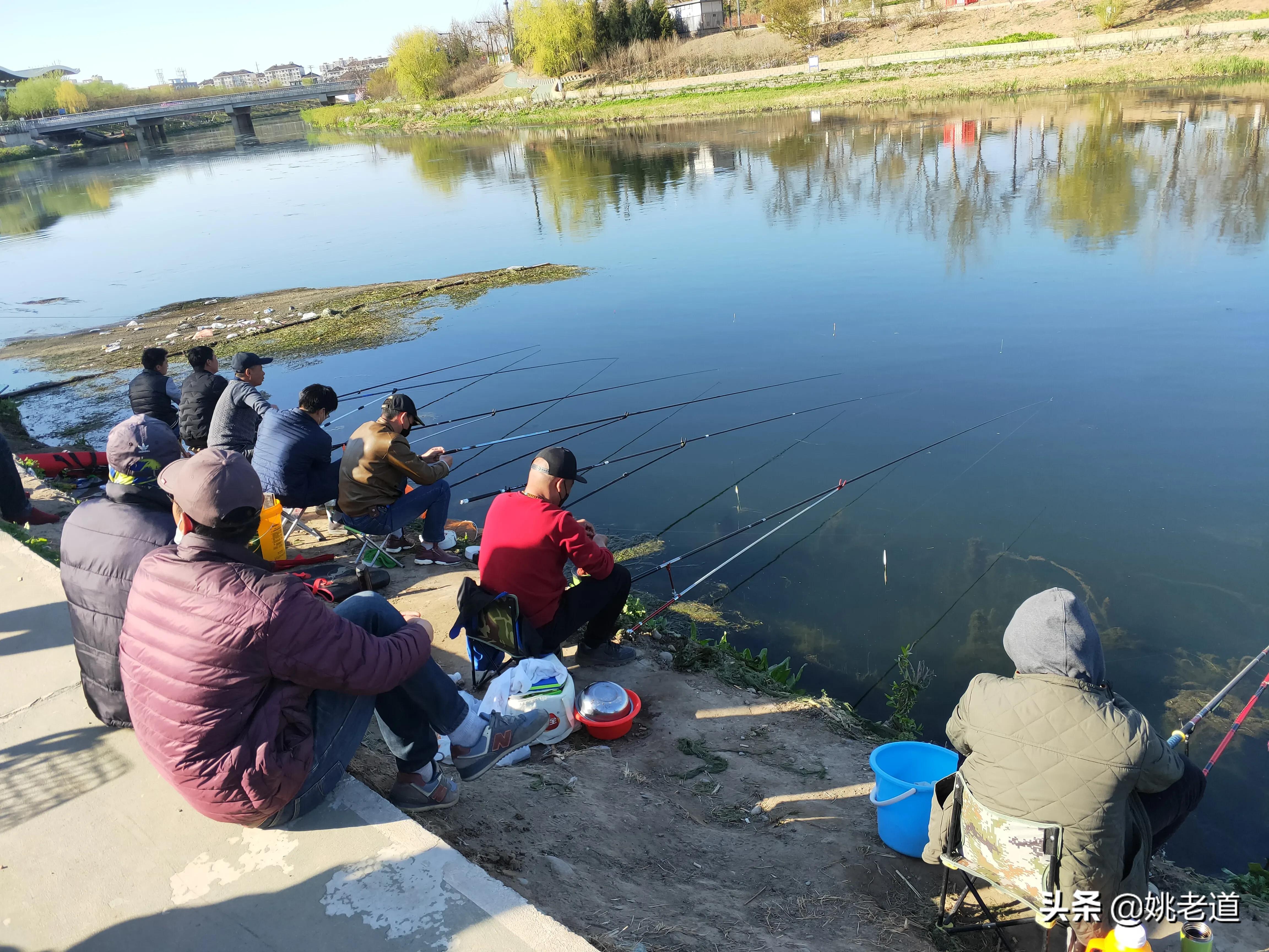 用蚯蚓钓了一辈子鱼,老人感叹:现在钓鱼技术太先进了,难怪禁钓