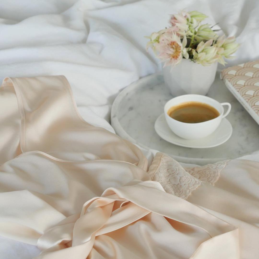 一位英国女人爱上东方文化,让穿丝绸睡衣,比晚礼服还高级