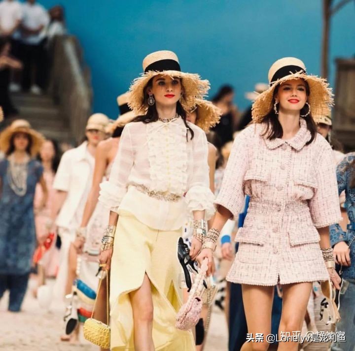 穿搭提案观:为什么明星们都深有执念的「小香风」,你却不感冒?