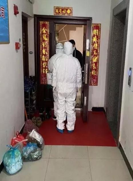 返乡人员家门被封死,武汉返乡被封门