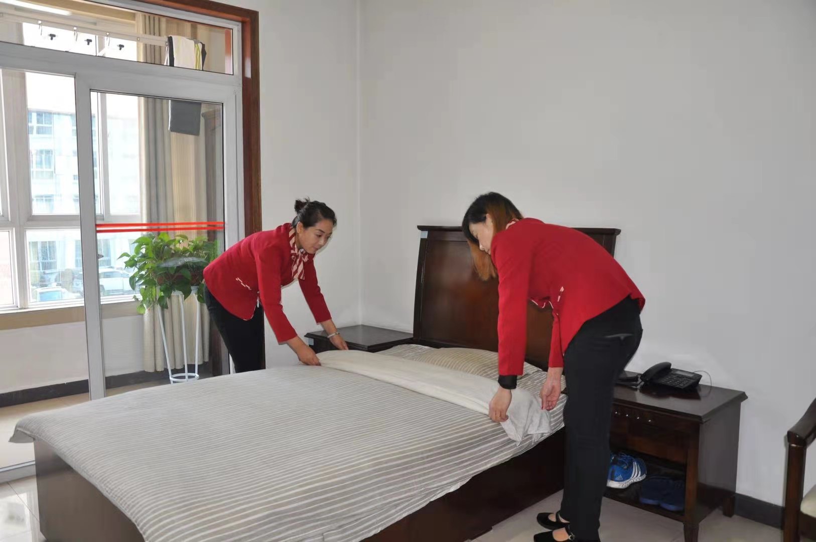 立足岗位服务大局,立足岗位为群众排忧解难