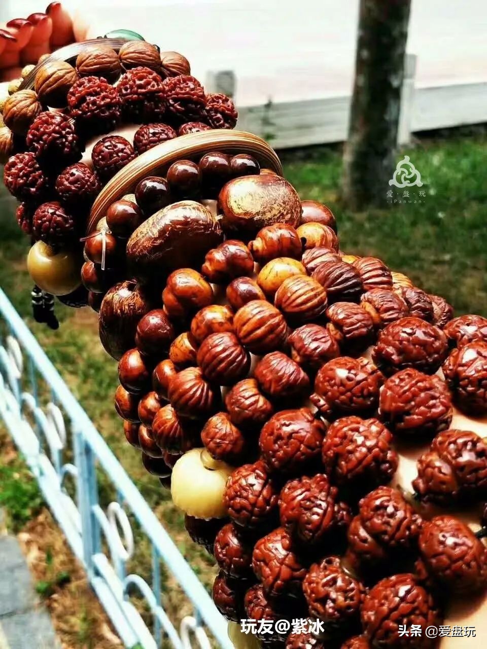 玩了五六百条手串,每天麒麟臂上班,这女子玩串牛气