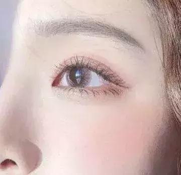 吴谨言迪丽热巴对比惨烈，热巴年纪更小却因这个bug显老10岁？