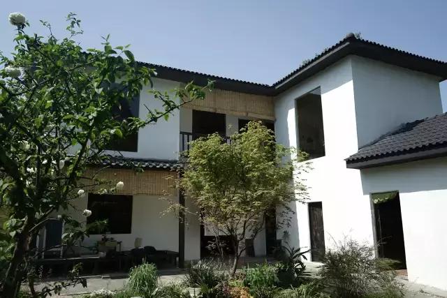 90后小伙花100万造房子,90后小伙花几千元装修500个平方