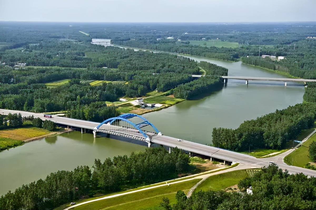 阜阳第一大县，总面积1988.5平方千米，交通便利村村通公路