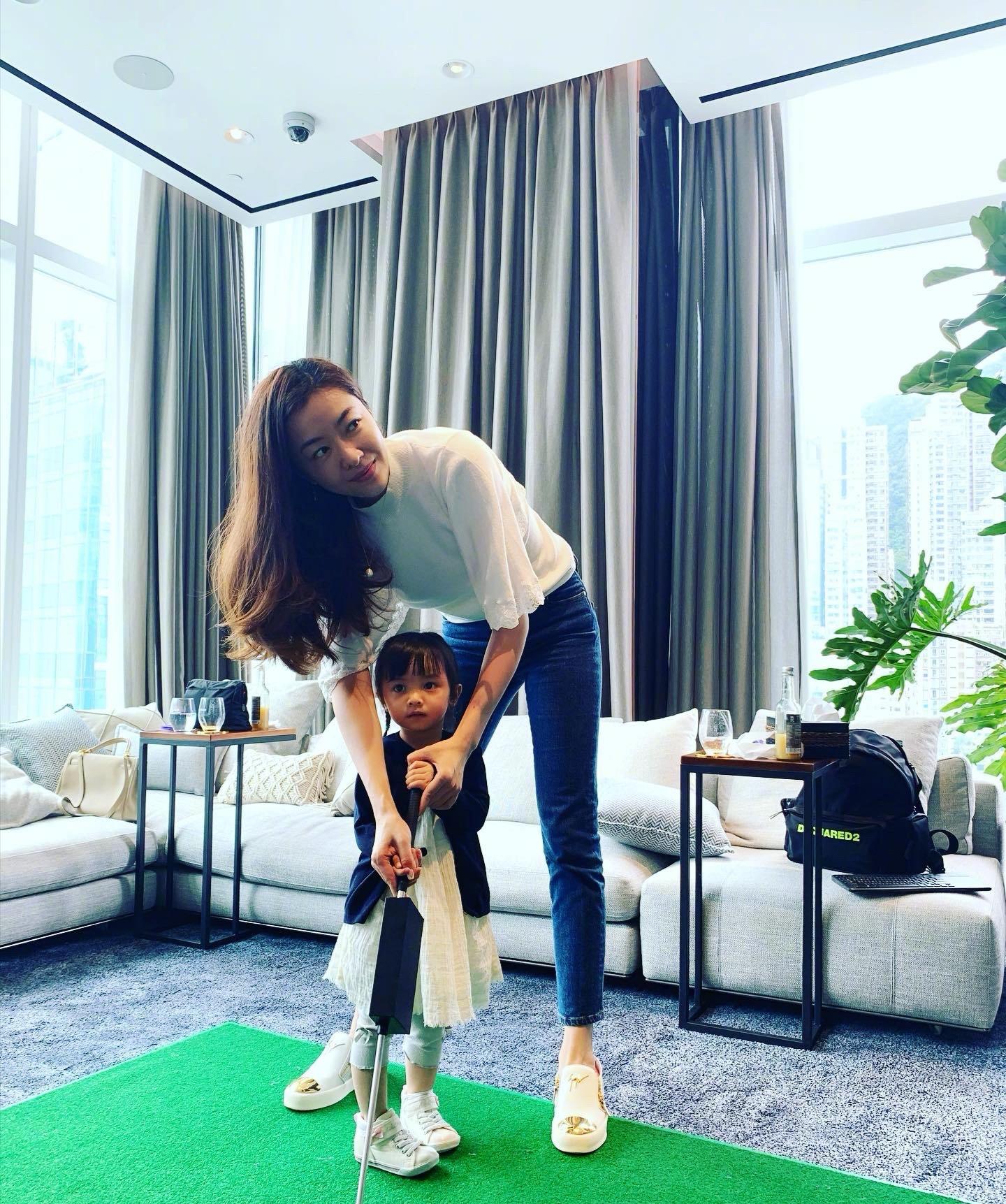 熊黛林穿白衬衫黑色背带裤,熊黛林穿裙子大秀身材