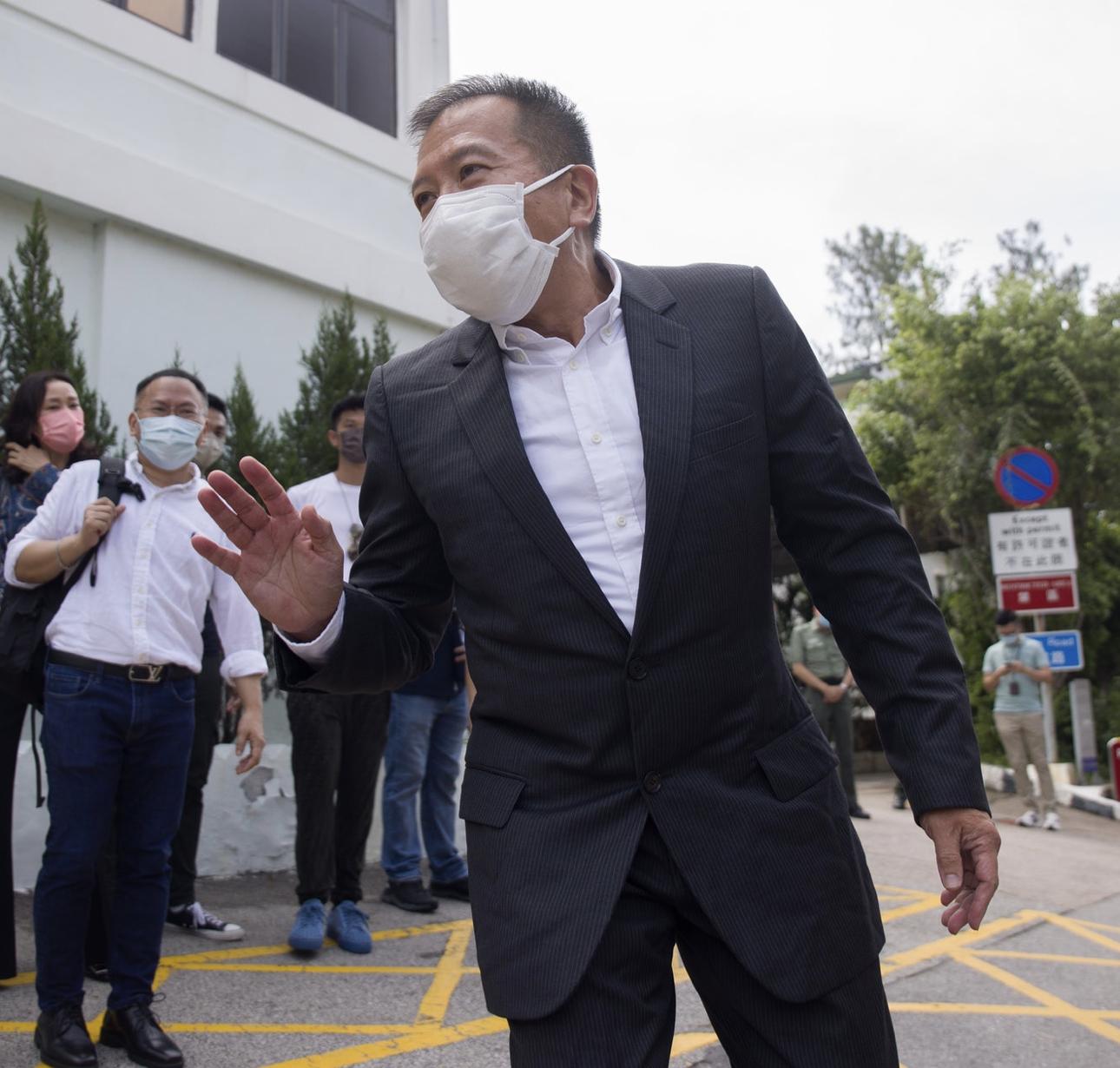 龚如心风水师刑满出狱，跪地拜祭亡母连磕响头，30亿风水费已耗光