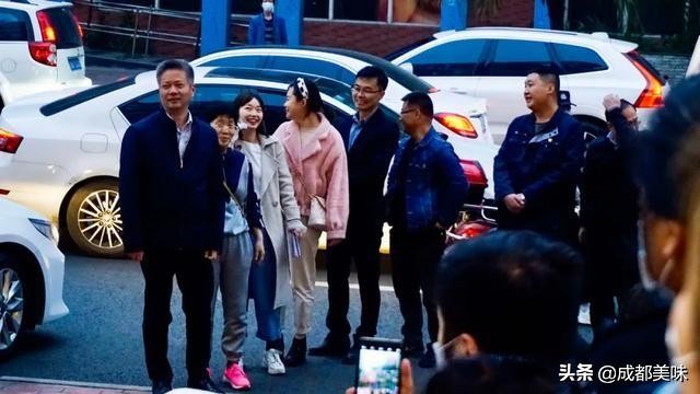 “火锅慰英天使,美酒敬英雄”,吴铭怀旧火锅欢迎英雄回家!