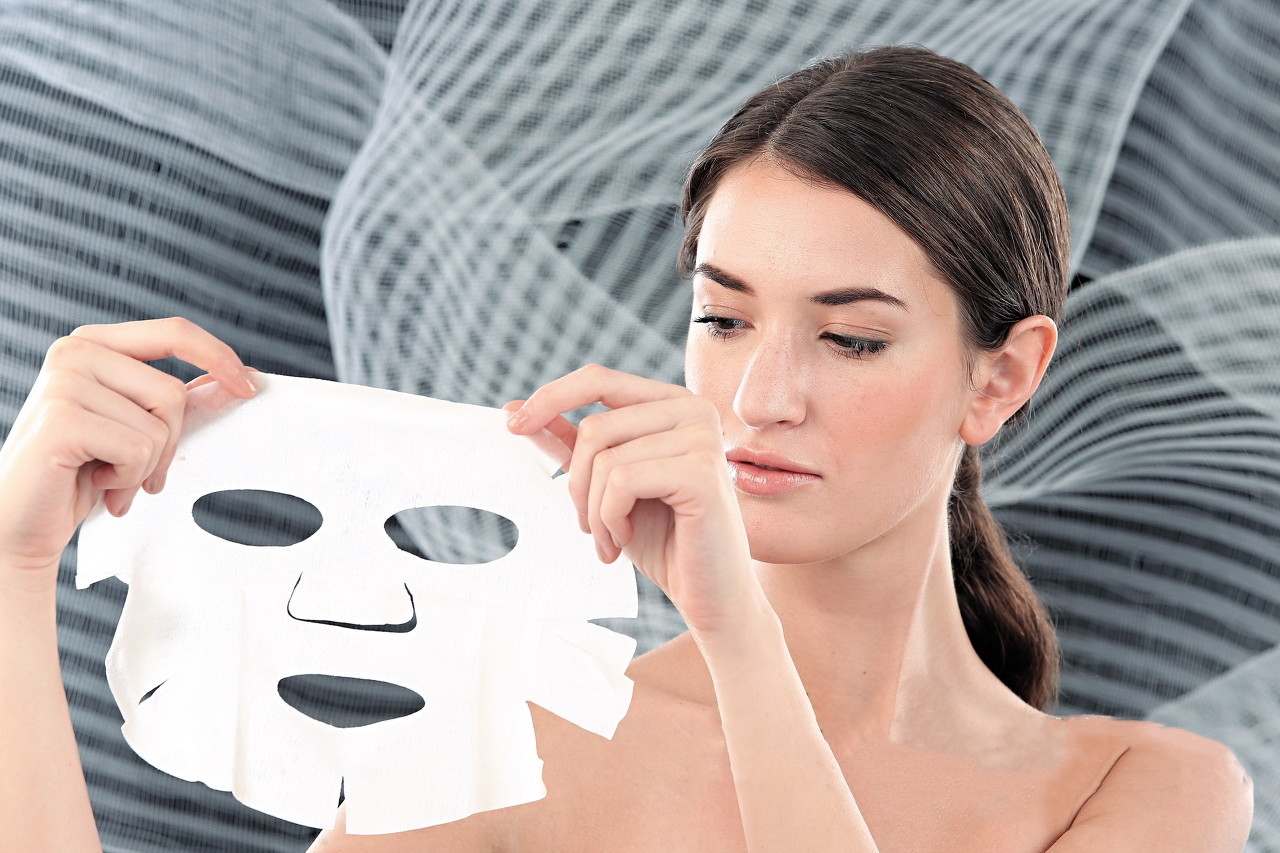 敷面膜那层塑料纸需要撕掉吗,敷面膜外面的纸要撕掉