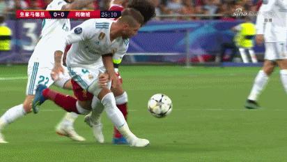 欧冠:哈维尔鼻血不止,因拉莫斯这一动作!