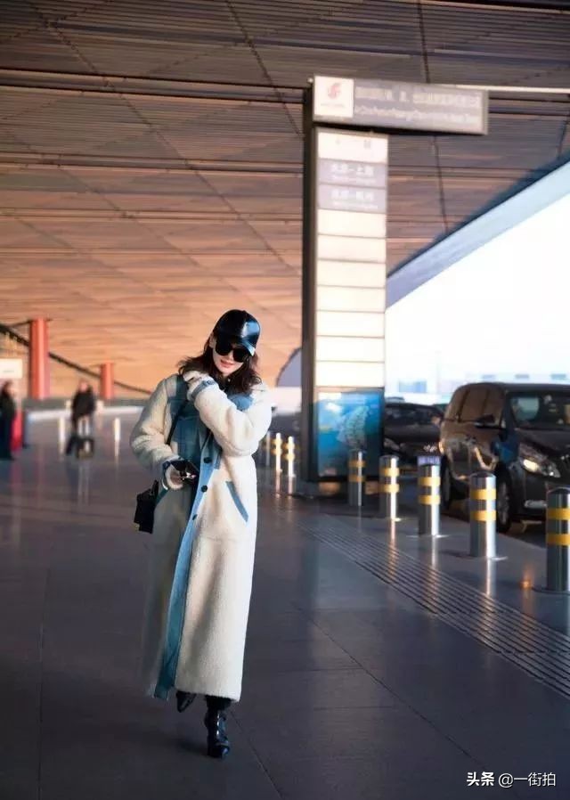 戚薇放大招了,竟穿了羽绒服和睡衣现身机场,混搭界的扛把子啊!