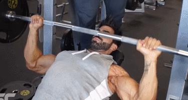 为什么卧推姿势标准肩还是会痛,卧推如何减轻肩部发力