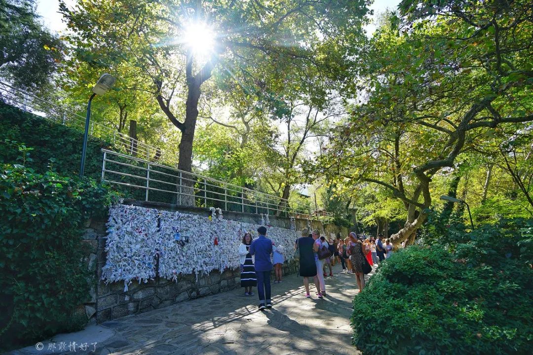 据说塞尔丘克的山坡上的许愿墙很灵验,好多土耳其人来此许愿