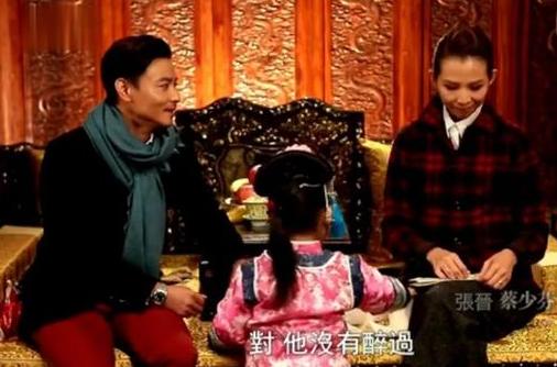 蔡少芬张晋全家福上热搜,三胎儿子“唐装”出镜,年味儿十足