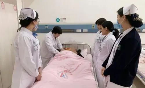 学习正常分娩指南,优化孕妇在产程和分娩中的体验,维护产妇尊严