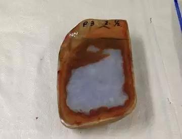 挑选翡翠手镯时会踏进哪些误区,怎样挑选翡翠原石赌石