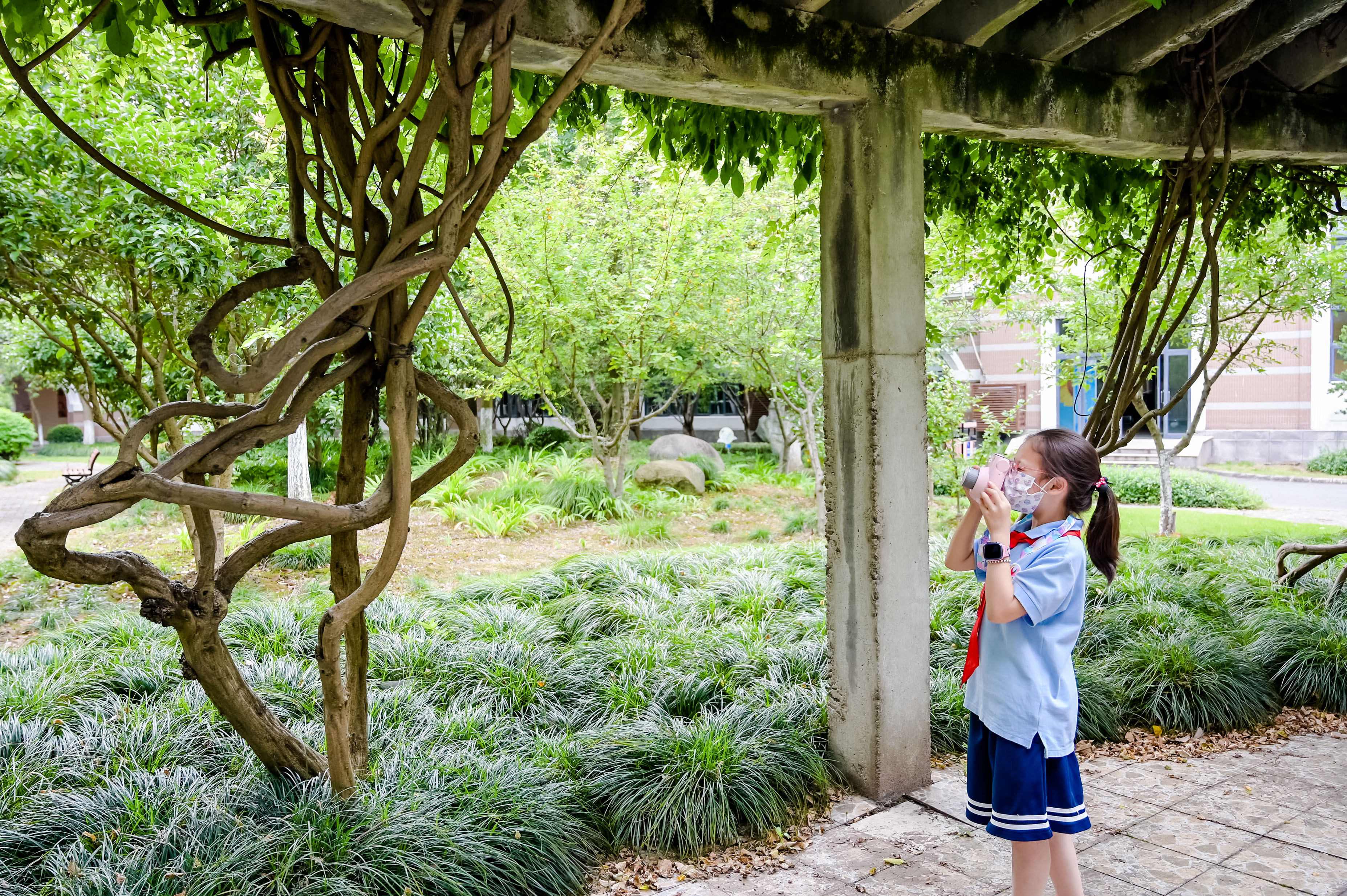丰富乡镇校园生活拓展摄影爱好富士向金山教育局捐赠拍立得相机